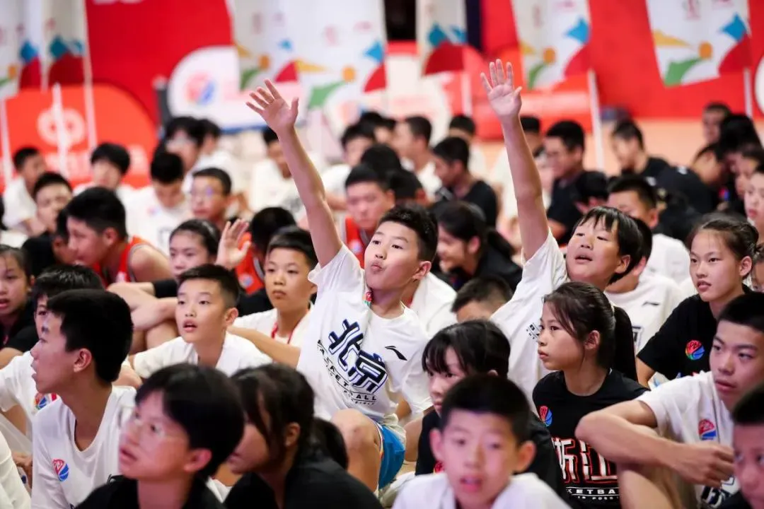 老年人如何安全地进行篮球接球训练?_0